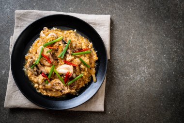 Karıştırılmış kalamar ya da tuzlu yumurtalı ahtapot - Asya deniz ürünleri tarzı