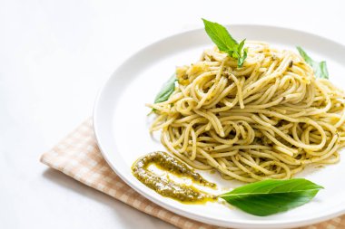 Homamade spagetti pesto sos, zeytin yağı ve fesleğen yaprakları ile.