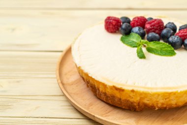 Ev yapımı cheesecake taze ahududu ve yaban mersini ile