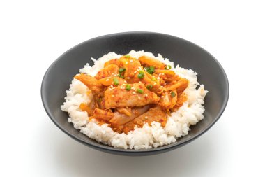 kimchi tepesinde pirinç beyaz arka plan üzerinde - Kore yemeği stil izole ile tavada kızartılmış domuz eti