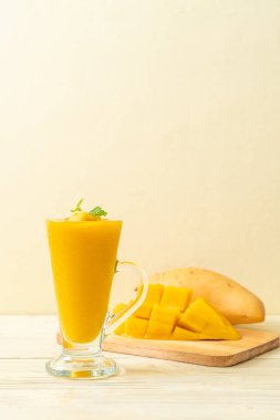 taze mango smoothies - sağlıklı yiyecek ve içecek konsepti
