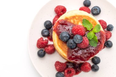 Taze ahududu ve beyaz arka plan üzerinde izole yaban mersini ile gözleme