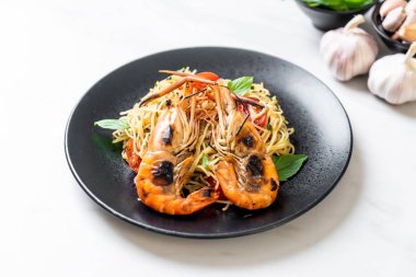ızgara karides ve domates - İtalyan Füzyon gıda tarzı ile tavada kızartılmış spagetti
