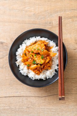 Pirinçli kimchi ve domuz kızartması. Kore usulü.