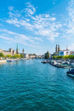 Zürih şehir merkezinde ünlü Fraumunster ve Grossmunster Kiliseleri ve Zürih Gölü Limmat nehri