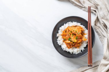 Pirinçli kimchi ve domuz kızartması. Kore usulü.