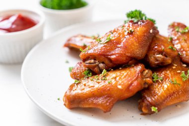 Beyaz susamlı ızgara tavuk kanadı.