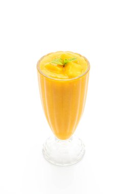 Beyaz arka plan üzerinde izole taze mango smoothies