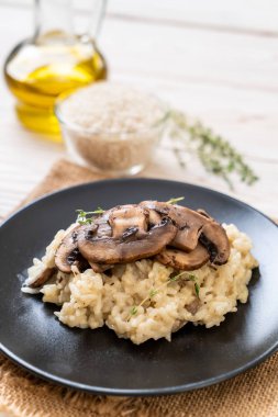 Mantar ve peynir ile ev yapımı risotto