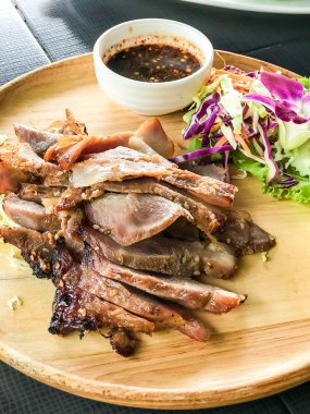 Kömür haşlanmış domuz eti boyun baharatlı sos ile