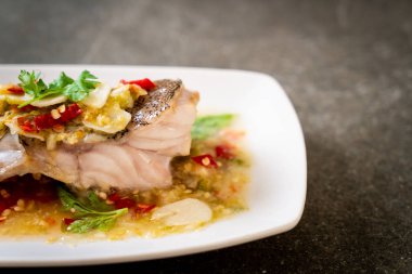 Kireç soyunma - orfoz balığı fileto Chili Lime Soslu buğulama Asya gıda tarzı