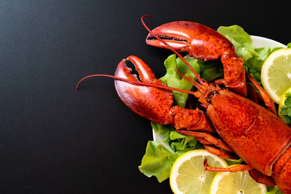 Frisch Gekochter Hummer Mit Gemüse Und Zitrone — Stockfoto