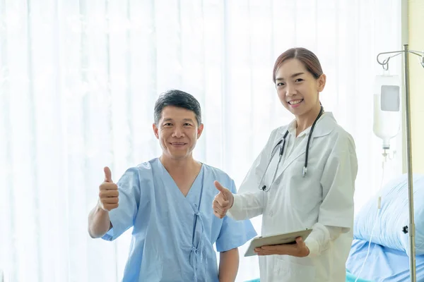 Paciente Sênior Asiático Cama Hospital Discutindo Com Médico Feminino Ponto — Fotografia de Stock
