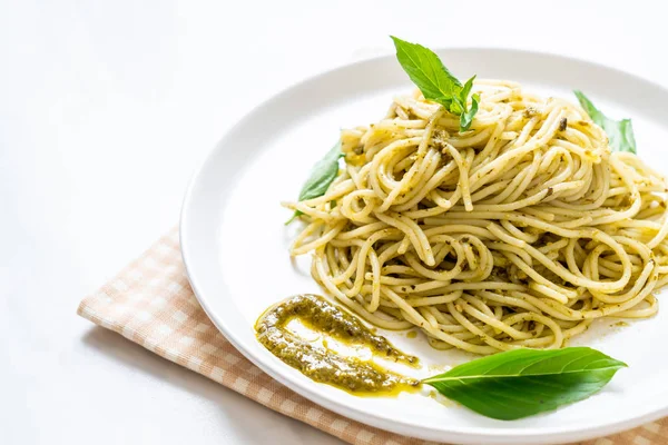 Homamade Spaghetti Pesto Sauce Olive Oil Basil Leaves — Stock Photo, Image