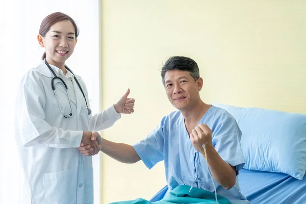 Asijské Žena Lékařem Nemocnici Nebo Klinice Dává Handshake Hre Pacienta — Stock fotografie