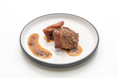 Beyaz arka plan üzerinde izole ot ile domuz eti güveç