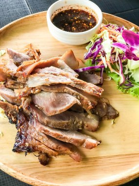 Kömür haşlanmış domuz eti boyun baharatlı sos ile