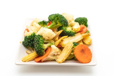 Beyaz arka plan üzerinde - vegan ve vejetaryen beslenme tarzı izole tavada kızartılmış mix sebze