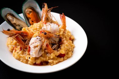risotto (karides, midye, ahtapot, istiridye) deniz ürünleri ve domates - İtalyan gıda tarzı