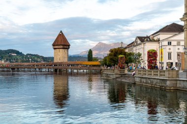 Luzern, İsviçre - 28 Ağustos 2018: Görünüm Luzern city, nehir Reuss eski bina, Luzern, İsviçre, Europe ile.