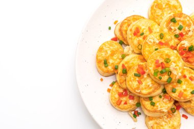 Beyaz arka plan üzerinde izole sarımsaklı kızarmış yumurta yumuşak tofu