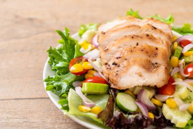 Tavuk göğsü - sağlıklı gıda tarzı ile sağlıklı salata kasesi