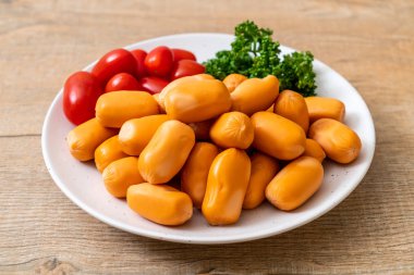 domuz eti kokteyl sosisi plaka üzerinde