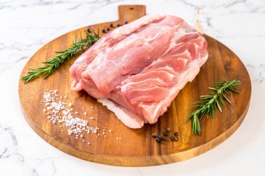 taze domuz ham filetosu ahşap tahta üzerinde