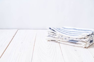 mutfak bezi (peçete) kopya alanı ile ahşap arka plan üzerinde