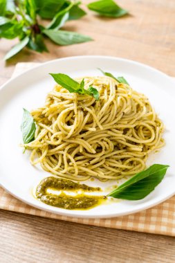 Homamade spagetti pesto sos, zeytin yağı ve fesleğen yaprakları ile.