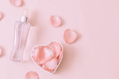 parfüm şişesi ile rose petal arka plan üzerinde