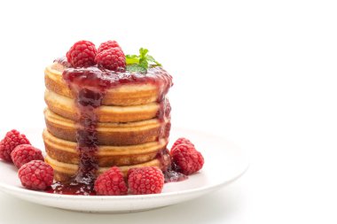 Taze ahududu ve beyaz arka plan üzerinde izole frambuaz sos ile gözleme