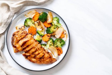 çukurunu tavuk göğsü biftek sebze (brokoli, havuç, soğan ile)