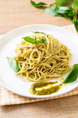 Homamade spagetti pesto sos, zeytin yağı ve fesleğen yaprakları ile.