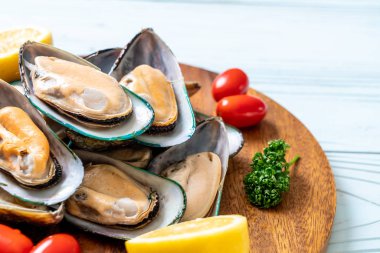 malzemelerle ahşap tahta üzerinde taze midye