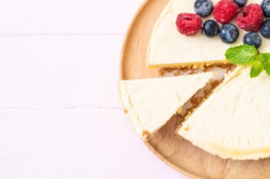 Ev yapımı cheesecake taze ahududu ve yaban mersini ile