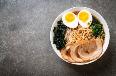 Japon usulü domuz eti ve yumurtalı Shoyu eriştesi.