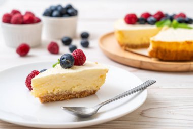 Ev yapımı cheesecake taze ahududu ve yaban mersini ile