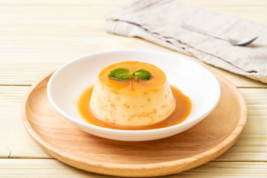 Naneli ev yapımı karamel kremalı puding.