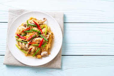 Karıştırılmış kalamar ya da tuzlu yumurtalı ahtapot - Asya deniz ürünleri tarzı