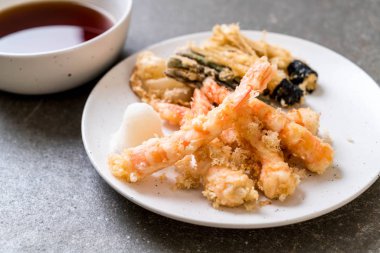 karides tempura (hırpalanmış kızarmış karides) sebze - Japon gıda tarzı