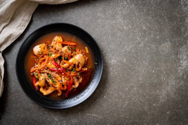 tavada kızartılmış ahtapot veya kalamar ile Kore baharatlı hamur (osam bulgogi) - Kore Gıda tarzı