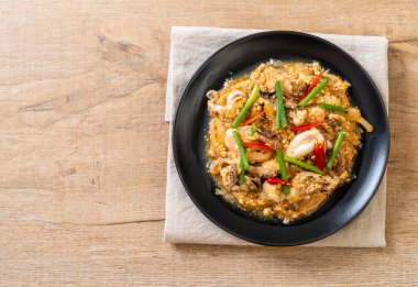 Karıştırılmış kalamar ya da tuzlu yumurtalı ahtapot - Asya deniz ürünleri tarzı