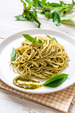 Homamade spagetti pesto sos, zeytin yağı ve fesleğen yaprakları ile.