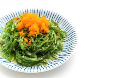 yosun salata üzerine beyaz izole karides yumurta ile arka plan - Japon gıda tarzı