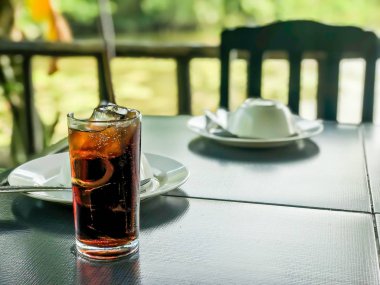 buz yemek masada cola bardak