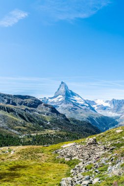 İsviçre, Zermatt 'taki Matterhorn zirvesi manzaralı güzel bir dağ manzarası..