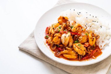 tavada kızartılmış ahtapot veya kalamar ve pirinç - Kore yemeği tarzı ile Kore baharatlı hamur (osam bulgogi)