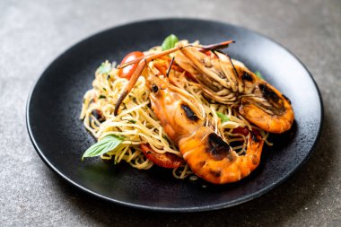 ızgara karides ve domates - İtalyan Füzyon gıda tarzı ile tavada kızartılmış spagetti