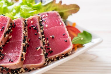 Taze ton balığı ve sebze salatası. Sağlıklı yemek.